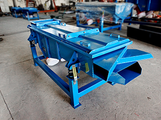 利用散粒物料與篩面的相對(duì)運(yùn)動(dòng)，使部分顆粒透過(guò)篩孔.