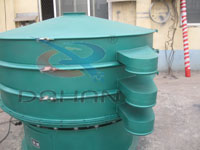 1800型振動篩分機(jī)出料口